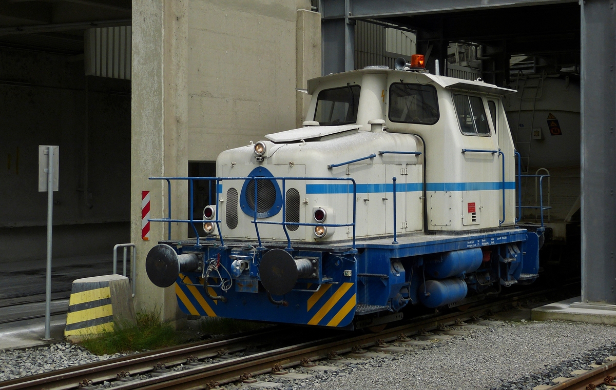 . Die Deutz Dieselhydraulische Rangierlokomotive KG 230 B (Deutz 57716) der Schaefer Kalk GmbH & Co. KG, Werk Steeden, stand am 26.05.2014 in Runkel-Steelen. (Hans)

Die Lok wurde 1964 bei Deutz unter der Fabriknummer 57716 f�r Weserport Umschlaggesellschaft in Bremerhaven als Lok 16 gebaut. Im Jahr 1994 ging sie an DWU - Deponie-Wirtschaft und Umweltschutztechnik GmbH in Espenhain als UWE 16, im Jahr 2000 dann an Thyssen Umformtechnik + Guss GmbH, Werk Bielfeld-Brackwede, bis sie dann 2008 zu Schaefer Kalk, Werk Steeden, kam.

Technische Daten:

Typ: KG 230 B
Spurweite: 1.435 mm (Normalspur)
Leistung: 170 kW (230 PS)
Achsanzahl: zwei (B-dh)
Motor: KHD A12L714
Getriebe: Voith L33y
Antrieb�bertragung: Der Antrieb der Achsen erfolgt �ber Gelenkwelle
Dienstgewicht: 32 t
H�chstgeschwindigkeit: 30 km/h
L�nge �ber Puffer: 8.030 mm