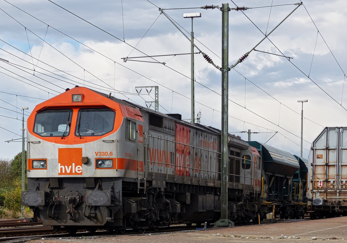 . Die hvle (Havell�ndische Eisenbahn AG)  Blue Tiger  V330.6 [250 003-1 (92 80 1250 003-1D-HLVE)] steht mit Enercon Wagen im Abstellbereich des Hauptbahnhofs von Emden. 07.10.2014 (Jeanny) 

Die DE-AC33C ist eine dieselelektrische Lokomotive f�r den schweren G�terverkehr. Sie wurde von ADtranz in Zusammenarbeit mit dem US-amerikanischen Konzern General Electric entwickelt. Bei der Deutschen Bahn AG werden die Loks unter der Baureihe 250 gef�hrt. Unter der Bezeichnung  Blue Tiger  erfolgte die Vermarktung der Baureihe.

Der  Blue Tiger  ist eine Gemeinschaftsentwicklung von ADtranz (heute Bombardier) und General Electrics. Die eigentliche Typenbezeichnung f�r die deutschen Loks ist DE-AC33C. Die Vorserienlok 250 001 wurde urspr�nglich f�r Indonesien konzipiert, aber kam dort nie zum Einsatz. Stattdessen wurden die Loks von verschiedenen Unternehmen in Deutschland (u.a. DB, BASF, RAG) umfangreich getestet. 1996 wurden weitere 30 Loks f�r Pakistan in einer Spurweite von 1676mm gebaut. Im Jahr 2000 wurde bei ADtranz entschieden 10 weitere Loks f�r den firmeneigenen Lokpool zu bauen (ohne feste Kunden daf�r zu haben). Zur gleichen Zeit gab es eine Auftrag �ber 20 Loks f�r Malaysia (Spurweite 1000mm). Die erste Lok der 2. Serie f�r Deutschland wurde auf der Innotrans 2002 pr�sentiert. Eine Lok wurde dort an die MKB verkauft. Weitere 8 Loks gehen zur KEG.

Im Jahr 1996 pr�sentierte Adtranz die dieselelektrische Lokomotive Blue Tiger. Die Lok entstand aus einer Zusammenarbeit zwischen der Adtranz und der amerikanischen General Electric. Das Augenmerk lag dabei auf den Absatz der Lokomotiven in Asien. Den Antrieb lieferte dabei General Electric, den mechanischen Teil steuerte Adtranz bei. Im Jahr 2001 wurde Adtranz von Bombardier Transportations aufgekauft, der Bau der Blue Tiger wurde bei Bombardier fortgef�hrt.

Das Ergebnis war eine sechsachsige, dieselelektrisch angetriebene Lokomotive mit einer Leistung von 2.460 kW. Optional kann ein Motor mit einer Leistung von 3.280 kW geordert werden. Bei einer stattlichen L�nge von 23.4 m wiegt die Lok 126 Tonnen. F�r die verschiedensten Bahnverwaltungen sind bereits in der Planung verschiedenste Spurweiten vorgesehen worden.

An beiden Enden bietet die Lokomotive F�hrerst�nde, die �ber die ganze Fahrzeugbreite reichen. Dazwischen befindet sich der schmalere Motorenbereich, an dem sich beidseitig Wartungsg�nge befinden.

Als erster Prototyp wurde 250 001 ausf�hrlichen Tests unterzogen, wobei die Vorserienlok im Jahr 1997 an die DB vermietet war. Die Tests verliefen erfolgreich, so dass einige Privatbahnen Deutschlands den Blue Tiger f�r ihrem Lokomotivpark orderten. Neben den Bestellungen in Deutschland fertigte Adtranz weitere 30 Lokomotiven des Typs f�r die pakistanische Staatsbahn mit einer Spurweite von 1.676 mm, zwanzig Lokomotiven gingen in Meterspurausf�hrung nach Malaysia. Neben der Vorserienlok 250 001 wurden weitere zehn Lokomotiven f�r den deutschen Markt gebaut.

Gegen�ber der Vorserienlok 250 001 wurden bei den Serienmaschinen einige Ver�nderungen vorgenommen. Besonders augenf�llig sind die Ver�nderung im Bereich des F�hrerstandes, dessen Frontscheibe entgegen der Vorserienmaschine in der Serienausr�stung nun zweiteilig ausgef�hrt ist. Das Dach und die Abdeckung des Maschinenraumes sind gegen�ber 250 001 angespitzt ausgef�hrt.

In Deutschland sind die Blue Tiger derzeit (M�rz 2008) bei der OHE, der hvle und ITL im Einsatz. Die Vorserienlok 250 001 ist heute bei der OHE als Lok 330094 im Einsatz, wobei s�mtliche in Deutschland eingesetzten Lokomotiven regul�r nur im G�terverkehr eingesetzt werden.

Die Lokomotive besitzt einen mittelschnell laufenden 12-Zylinder-Dieselmotor mit 2460 kW Leistung und Drehstromtechnik von General Electric. Diese Komponenten stammen aus anderen erfolgreichen Lokkonstruktionen der amerikanischen Firma. Von Adtranz wurden die Henschel-Flexifloat-Drehgestelle und die mechanische Konstruktion der Lok in die Partnerschaft eingebracht. Jeder Radsatz der Lok ist mit einem luftgek�hlten IGBT-Wechselrichter ausgestattet, des Weiteren besitzt sie ein computergesteuertes Diagnosesystem.

Der einst blau-grau lackierte und mit Tigermotiv versehene Prototyp wurde anfangs von BASF, sp�ter von der Mindener Kreisbahn eingesetzt und schlie�lich an die Osthannoversche Eisenbahnen AG (OHE) verkauft. Als die Frist der Lok und damit auch die spezielle Zulassung als Prototypfahrzeug auslief, wurden umfangreiche Modifikationen notwendig, um die Maschine weiterhin einsetzen zu k�nnen. Neben einer Verst�rkung der Fahrzeugfront durch aufgeschwei�te Stahlbalken erhielt die Lok auch ein Umlaufgitter an den Seiten.

Lokomotiven dieses Typs werden in Deutschland ausschlie�lich von privaten Eisenbahnunternehmen eingesetzt, wie z.B. der Osthannoverschen Eisenbahnen AG oder der ITL Dresden. Zuvor waren ein Gro�teil der Lokomotiven in einem Mietpool des Herstellers Bombardier organisiert, nachdem der erste Gro�besteller, die KEG, mit Hinweis auf die sich verz�gernde Zulassung vom Kauf zur�ckgetreten war. Aufsehen erregte eine im Januar 2005 erfolgte Testreihe der Deutsche-Bahn-Tochter DB AutoZug, die ihre Autoz�ge einige Tage von einer Lokomotive der Baureihe 250 ziehen lie�.

Technische Daten:

Nummerierung: 250 001–011
Anzahl: 11 (1 Prototyp und 10 Serie)
Hersteller: ADtranz (250 001), Bombardier
Baujahr(e): 1996, 2002–2003
Achsformel: Co'Co'
Spurweite: 1435 mm (Normalspur)
L�nge �ber Puffer: 23.410 mm
Dienstmasse: 126 t
Radsatzfahrmasse: 21 t
H�chstgeschwindigkeit: 120 km/h
Installierte Leistung: 2.460 kW
Anfahrzugkraft: 517 kN
Leistungskennziffer: 19,5 kW/t
Motorentyp: General Electric GE 7FDL12
Leistungs�bertragung: dieselelektrisch
Anzahl der Fahrmotoren: 6 General Electric GEB 15A4
Lokbremse: dynamische Bremse und computergesteuerte Druckluftbremse
Zugsicherung: Sifa, PZB 90

