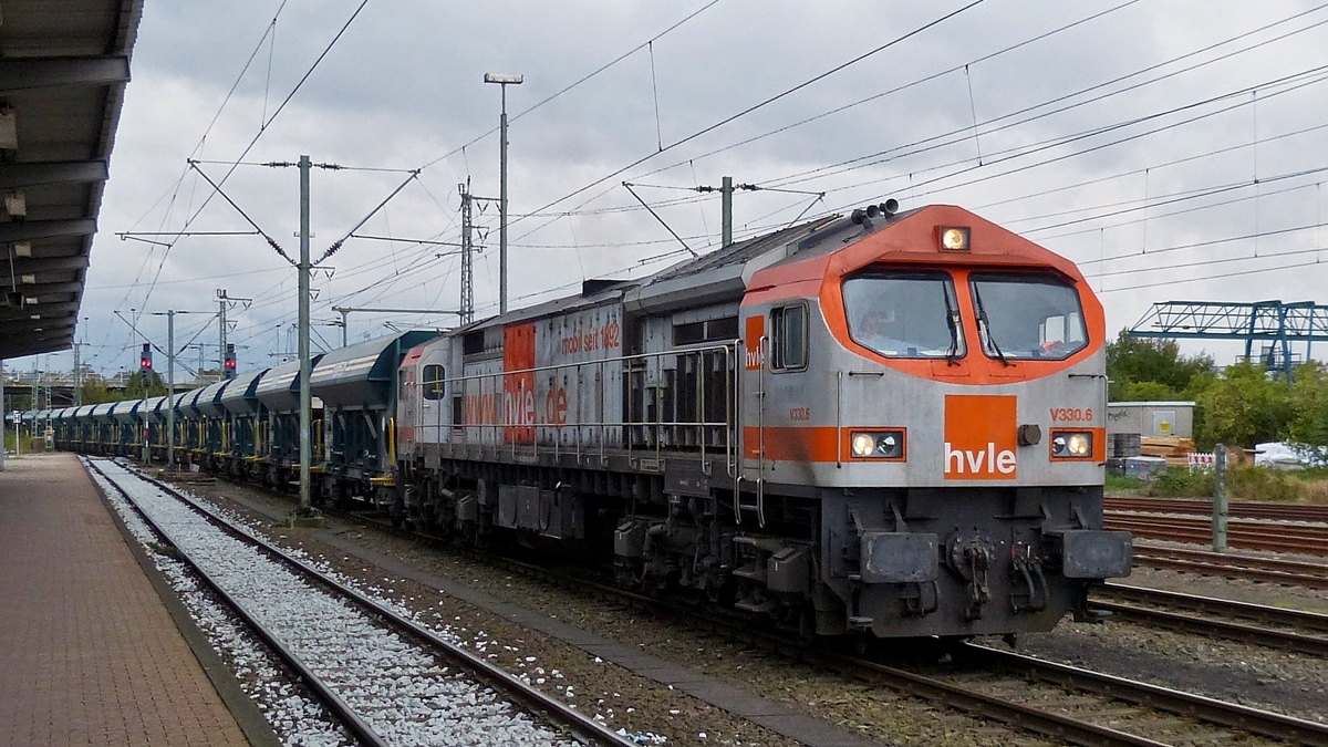 . Die hvle (Havell�ndische Eisenbahn AG)  Blue Tiger  V330.6 [250 003-1 (92 80 1250 003-1D-HLVE)] f�hrt am 07.10.2014 mit einem Enercon Zug in den Hauptbahnhof von Emden ein. (Hans)
