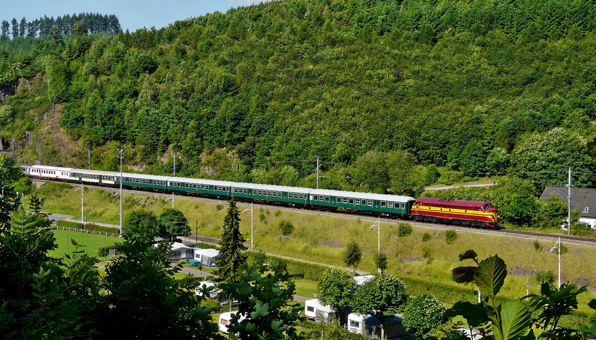 . Die Kartoffelk�fer fliegen zur Zeit nicht - Aber am 23.06.2009, dem luxemburgischen Nationalfeiertag, zog die 1604 einen Sonderzug �ber die Nordstrecke. In der N�he vom Campingplatz in Clervaux besteht die M�glichkeit den Zug abzulichten, wenn er den Tunnel Schneidem�hle (99 m) verl�sst und kurz bevor er den Tunnel Clerf (250 m) erreicht. (Jeanny)