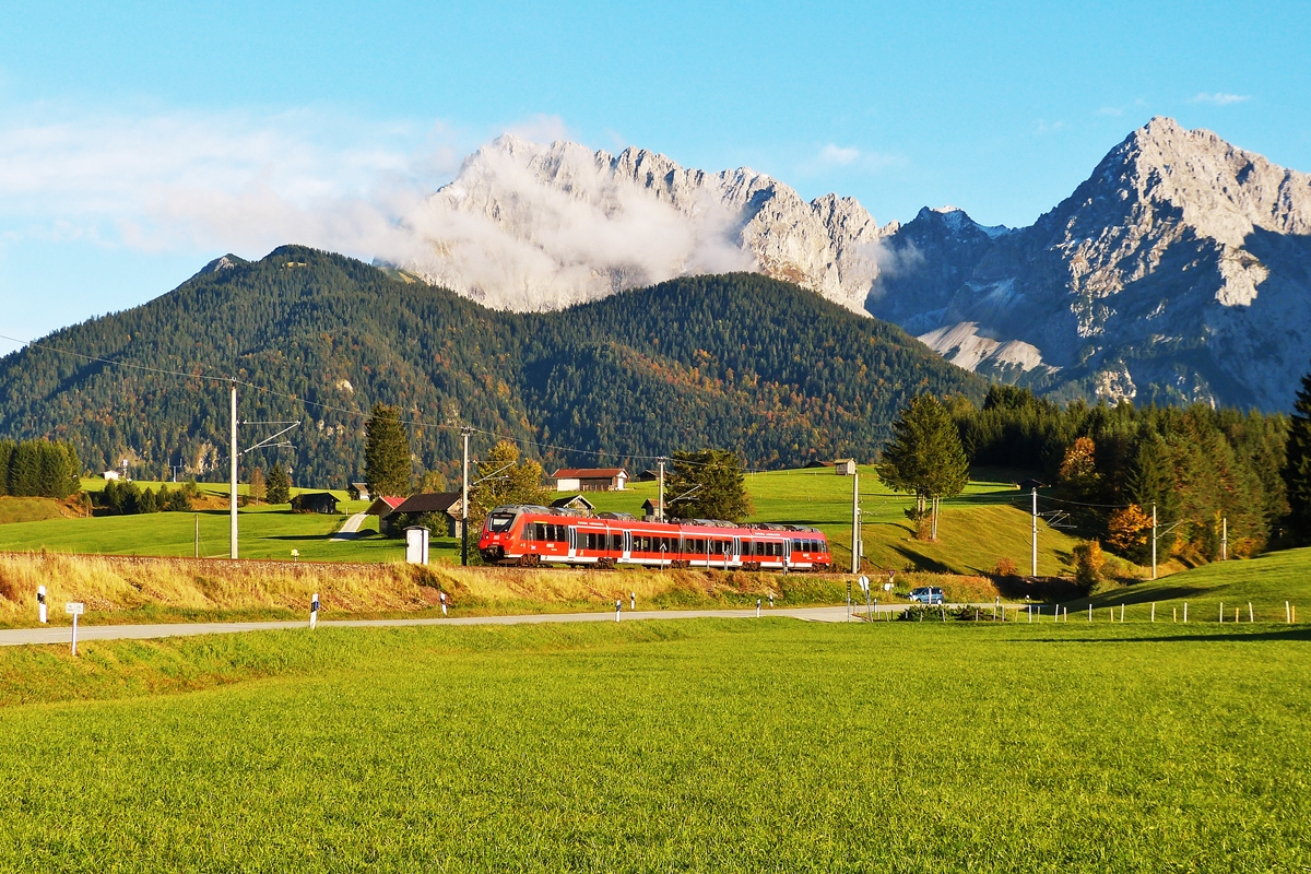 . Die Mittenwaldbahn - Eine der sch�nsten Bahnstrecken der Welt wird am 04.10.2015 von einem Hamster befahren, welcher zwischen Mittenwald und Klais unterwegs ist vor der Kulisse des Karwendel Gebirges. (Hans)