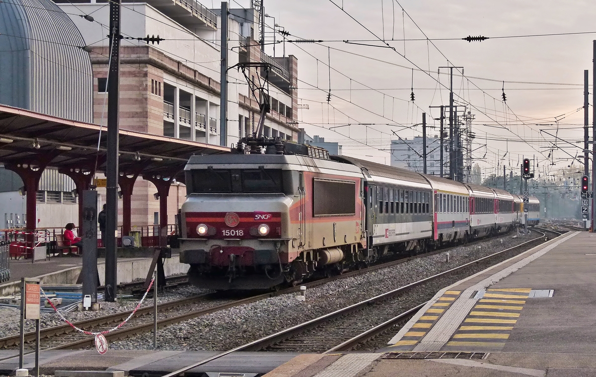 . Die  nez cass�  BB 15018 zieht am 29.10.2011 den buntgemischten IC (ex EC) 96  Iris  Chur - Bruxelles Midi in den Bahnhof von Stra�burg. (Jeanny)