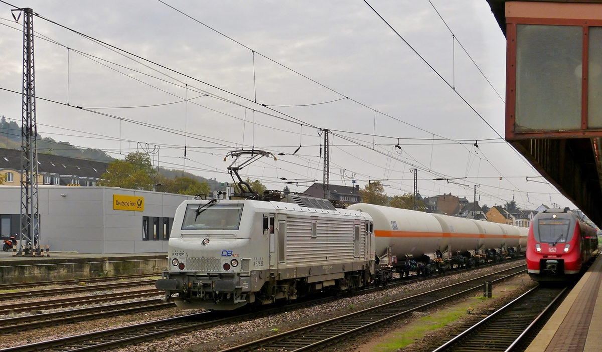 . Die Prima E 37 521 der Macquarie European Rail (ex CBRail s.�.r.l) durchf�hrt am 31.10.2014 mit einem Kesselzug den Hauptbahnhof von Trier. (Hans)