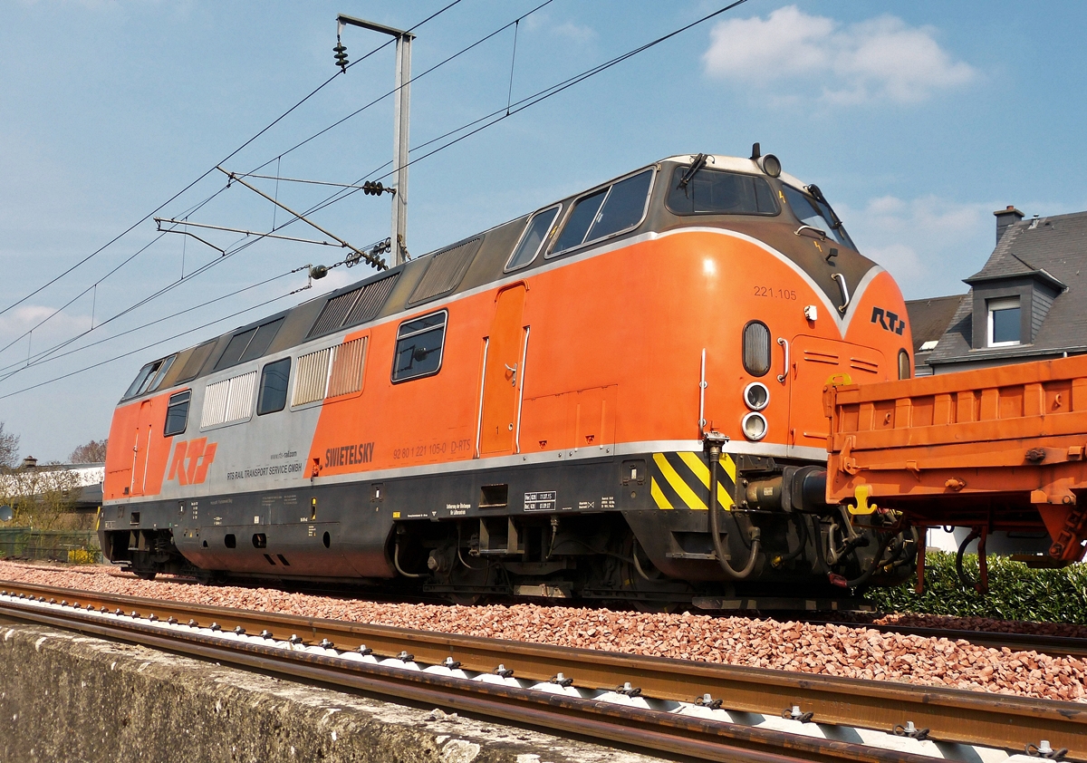 . Die RTS 221 105-0 zieht einen Bauzug �ber die zur Zeit wegen Gleisarbeiten gesperrte Norstrecke in Richtung Mersch. Berschbach, 08.04.2015 (Hans)