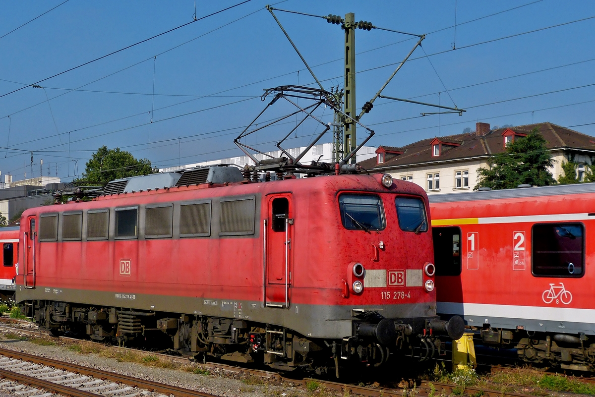 . Die sch�ne 115 278-4 war am 18.09.2012 im Bahnhof von Singen (Htw) abgestellt. (Hans)

Kernangaben:
Abnahme: 01.03.1963
Beheimatung: Berlin-Rummelsburg (BRGB)
Besitzer: DB Fernverkehr AG
Hersteller: Krauss-Maffei 
Fabrik-Nr: 18947
Elektrik: SSW
Schaltwerk: W29T
Art der Sifa: mechanisch
Unterbaureihe: .2: 216 - 287
Lokkastenform: Kasten
Farbe: verkehrsrot	
Besonderheit: Erste 110er ohne Pr�fziffer auf der Front	


Lebenslauf:
01.03.1963 	Abnahme 	stahlblau 
                Beheimatung 	N�rnberg Hbf (NN)
23.05.1963 	Beheimatung 	Hannover (HH)
01.04.1965 	Beheimatung 	Hamburg-Eidelstedt (AE)
27.09.1973 	Beheimatung 	Dortmund Bbf (EDOB)
17.02.1978 	Beheimatung 	Hamburg-Eidelstedt (AE)
01.10.1979 	Beheimatung 	Dortmund Bbf (EDOB)
20.05.1984 	Beheimatung 	K�ln-Deutzerfeld (KKD)
28.02.1986 	Revision 	E2.0, Opladen (KOPLX)
01.10.1990 	Revision 	E3.0, Opladen (KOPLX)
	Umlackierung 	orientrot
19.12.1997 	Revision 	E2.0, Dessau (LDX)
05.11.2000 	Beheimatung 	Stuttgart-Rosenstein (TS)
20.11.2000 	Beheimatung 	Dortmund Bbf (EDOB)
29.07.2002 	Revision 	IS703, Dessau (LDX)
	Umlackierung 	verkehrsrot
19.06.2008 	Verl�ngerung 1 	Dortmund, g�ltig bis 19.06.2009
01.01.2009 	Beheimatung 	Berlin-Rummelsburg (BRGB)
	Umzeichnung 	Aus 110 287–9 wird 115 287–4
26.05.2010 	Werkstattaufenthalt 	Werk BRGB, Fristarbeiten
06.08.2010 	Revision 	IS600, Berlin-Rummelsburg (BRGB)
11.11.2011 	Werkstattaufenthalt 	Werk M�nchen Hbf, 4 neue Rads�tze
24.07.2013 	Werkstattaufenthalt 	Berlin-Rummelsburg (BRGB), Fristarbeiten (IS540)
29.11.2013 	Werkstattaufenthalt 	Berlin-Rummelsburg (BRGB), Fristarbeiten
