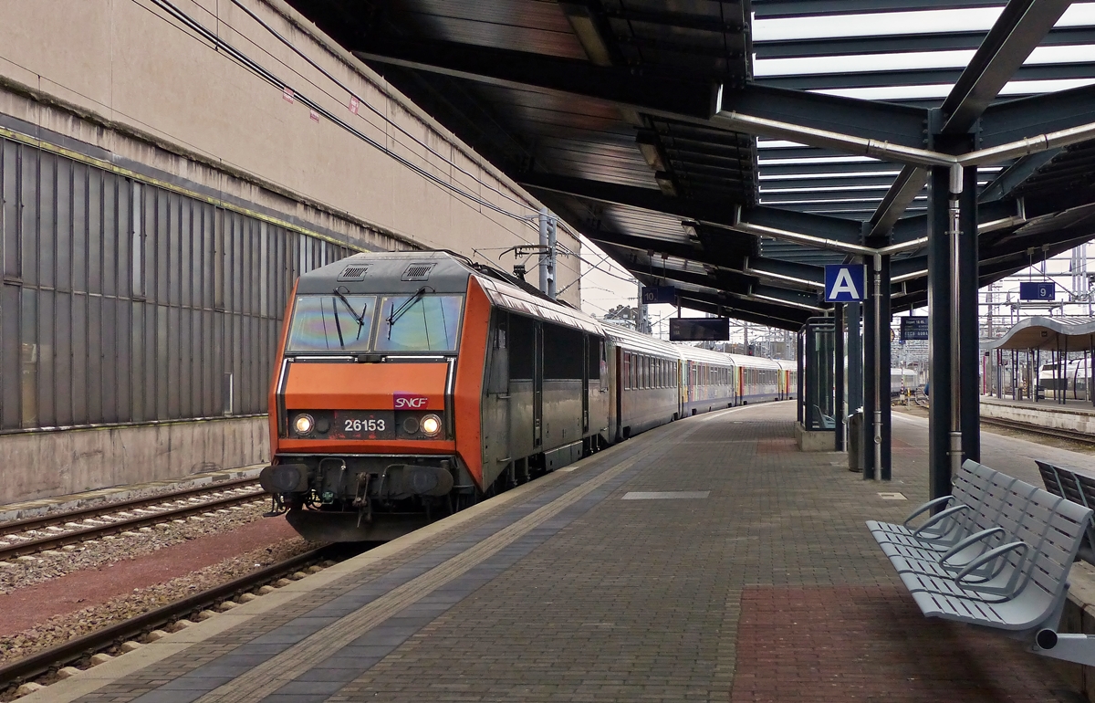 . Die Sybic BB 26153 erreicht am 27.02.2015 mit dem EXP 296 Mulhouse - Luxembourg den Bahnhof von Luxemburg. (Jeanny)

Dieser Zug ist der kl�gliche Rest vom fr�heren EC Jean Monnet und von dem einstigen Prestige Zug TEE Edelweiss.