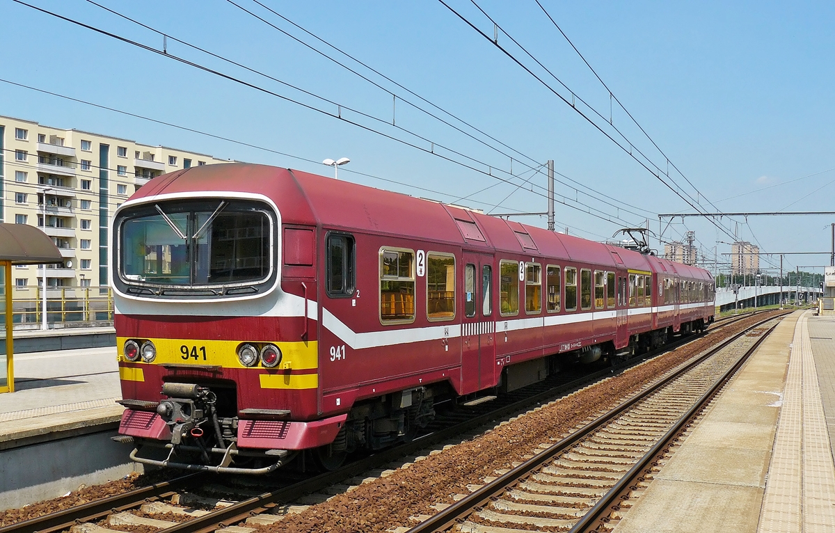 . Die Taucherbrille AM86 941 erreicht am 23.06.2010 als L Zug die Haltestelle Antwerpen-Luchtbal. (Hans)

Die Reihe AM 86-89 (auch Reihe 09) der Belgischen Staatsbahn (NMBS/SNCB) ist eine Baureihe von 120 km/h schnellen zweiteiligen Elektrotriebfahrzeug-Einheiten f�r den Betrieb mit 3 kV Gleichstrom.

Die erste Bauserie von 35 Einheiten aus Trieb- und Steuerwagen entstand ab 1986. Bei der zweiten Tranche nahezu identischer Fahrzeuge wurden von 35 bestellten Einheiten bis 1991 letztlich nur 17 ausgeliefert. Die Fahrzeuge zeichnen sich insbesondere durch hohe Beschleunigungswerte aus, aufgrund der geringen Reibung gelten das Traktions- und Bremsverhalten der verh�ltnism��ig leichten Triebwagen jedoch als problematisch. Die Baureihe wird haupts�chlich im Nahverkehr der NMBS/SNCB (insbesondere auf der Ligne 26) rund um Br�ssel eingesetzt.

Die Fahrzeuge sind mit automatischen Mittelpufferkupplungen des Systems Georg Fischer ausgestattet. Sie weisen 158 Pl�tze in der Zweiten und 40 Pl�tze in der Ersten Wagenklasse auf. Als Novum im Fahrgastkomfort wurde bei dieser Serie erstmals die Sitzanordnung 2 + 2 verwendet, bis dahin hatten Z�ge des belgischen Nahverkehrs meist die Sitzanordnung 2 + 3. Wegen der charakteristischen Stirnfront aus Polyester haben die Fahrzeuge den Spitznamen Duikbril (=Taucherbrille) erhalten.

Die Fahrzeuge der S�rie 86 werden auf folgenden Strecken eingesetzt:

Halle–Vilvoorde
Halle–Etterbeek–Mechelen
Geraardsbergen–Halle–Etterbeek–Mechelen
Mechelen–Leuven
Louvain-la-Neuve–Leuven
Antwerpen–Lier–Aarschot–Leuven
Antwerpen–Mechelen–Br�ssel

Die technischen Daten der S�rie 86:

Nummerierung: 901–952
Anzahl: 52
Hersteller: La Brugeoise et Nivelles
Baujahr(e): 1988–1991
Achsformel: Bo'Bo'+2'2'
Spurweite: 1435 mm (Normalspur)
L�nge �ber Kupplung: 52.800 mm
Breite: 2800 mm
Dienstmasse: 106,0 t, davon
59,0 t (Triebwagen)
47,0 t (Steuerwagen)
H�chstgeschwindigkeit: 120 km/h
Stundenleistung: 688 kW
Strom�bertragung: Oberleitung
Anzahl der Fahrmotoren: 4