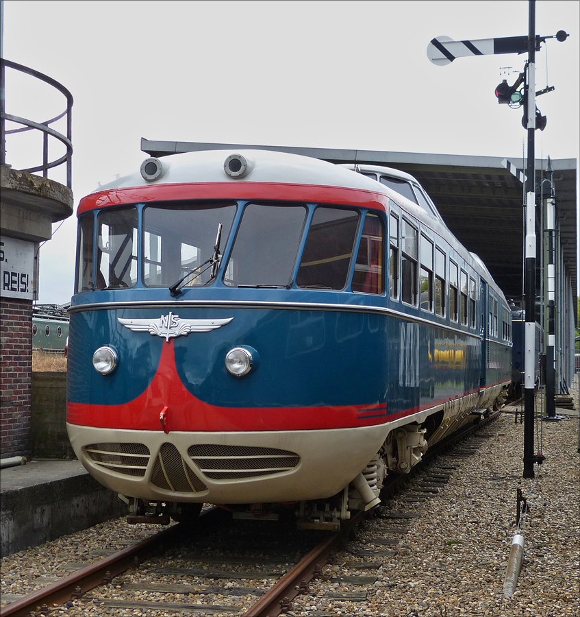 . Dieselelektrischer Triebzug NS 20, genannt   de Kameel  gebaut 1954 durch die Firma Rolend Material Allen in Rotterdam, au�er Dienst wurde er 1991 gestellt, nach der Renovierung wurde er im Jahr 2008 wieder in Dienst genommen, der Triegzug dient als Inspektionsfahrzeug auf Baustellen und f�r Besuche der Direktion im ganzen Land.
Das Fahrzeug kann jetzt auch von Gruppen angemietet werden. 
Das Fahrzeug besitzt keine Kupplung und kann somit nicht an andere Fahrzeuge angeh�ngt werden, mit einer speziellen Vorrichtung kann es im Notfall abgeschleppt werden.
Typ: Inspektionsfahrzeug,
St�ckzahl: 1
Achsfolge: Bo'Bo'
Spurweite: 1435 mm
L�P: 25,550 m
Eigengewicht: 58 T 
V.max:  125 km/h                 
abgestellt am 01.10.2016 im Nederlands Spoorwegmuseum in Utrecht.