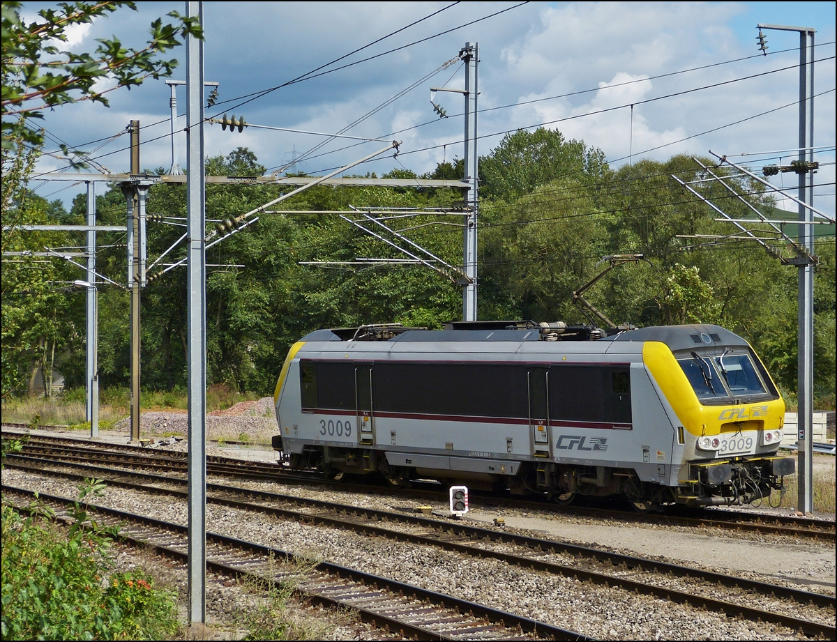 . Dieses Bild wurde vor dem Uploaden auf 1200 px skaliert und hat eine Gr��e von 1,2 MB und wird nun hier auch in dieser Gr��e angezeigt. Also gibt es einen Qualit�tsverlust, wenn man die Bilder nicht vor dem Uploaden selbst skaliert.

Wegen Bauarbeiten auf der Nordstrecke f�hrt der IR aus Liers nur bis Ettelbr�ck und die 3009 setzt dort im Bahnhof um, damit sie den Zug wieder zur�ck nach Liers ziehen kann. 09.09.2013 (Hans)

