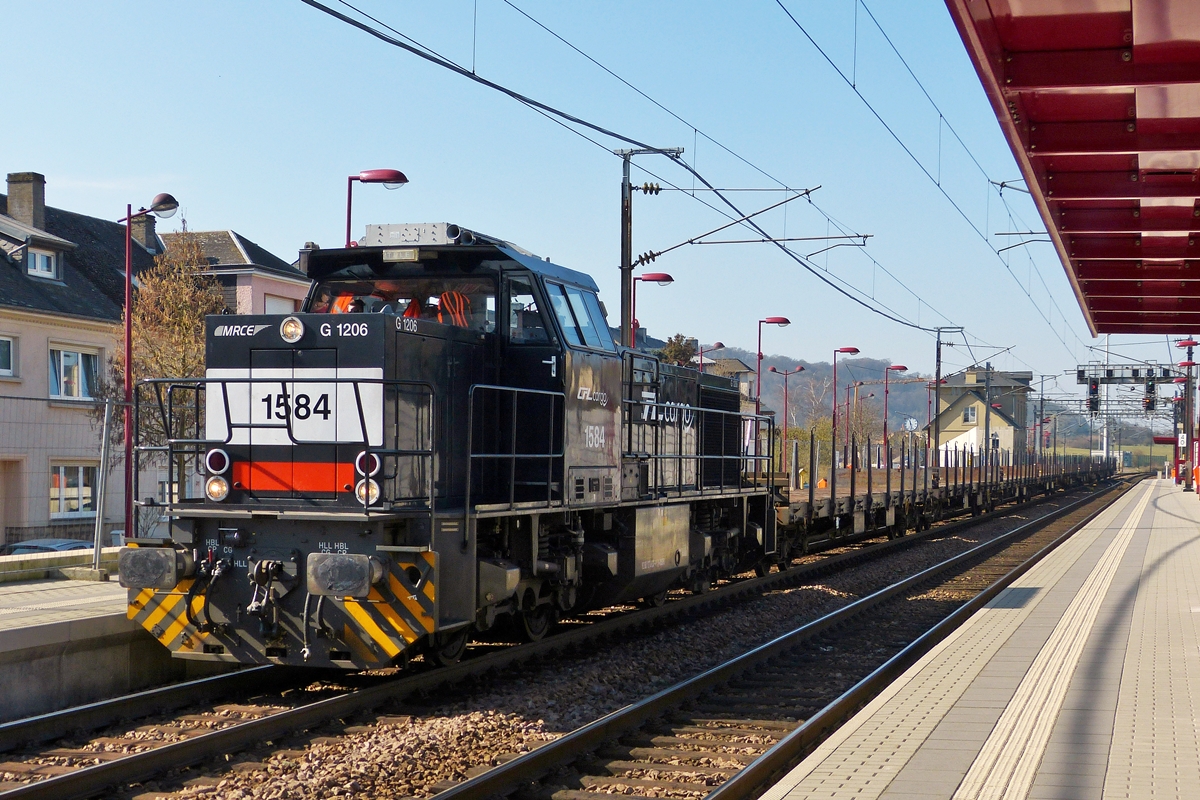 . Dilemma am 11.03.2014 im Bahnhhof von Noertzange - Die Signale in beide Richtungen zeigen gr�n, aber welcher Zug kommt zuerst? 

Nachdem ich mich mehrmals in beide Richtungen gedreht hatte, erwischte ich noch in extremis die CLF Cargo 1584 mit ihren leeren Wagen, als sie durch den Bahnhof von Noertzange schnurrte. (Jeanny)
