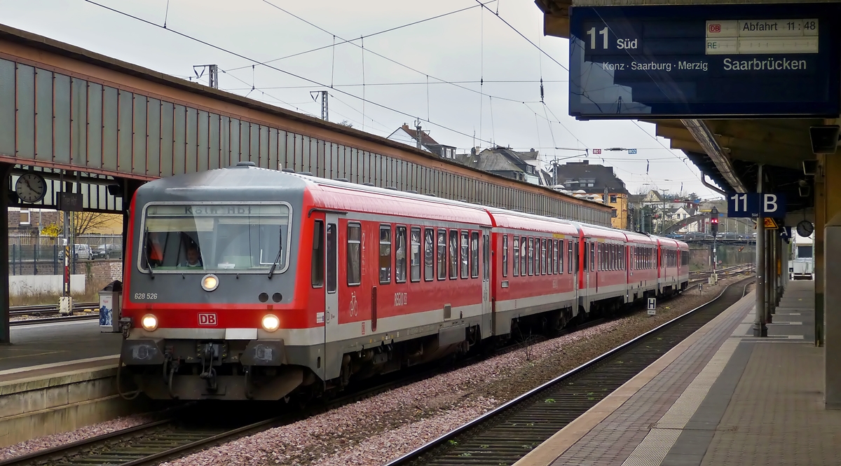 . Drei gekuppelte Triebz�ge der BR 628/928 (526 / 508 / 535) fahren am 21.03.2014 in den Hauptbahnhof von Trier ein. (Hans)