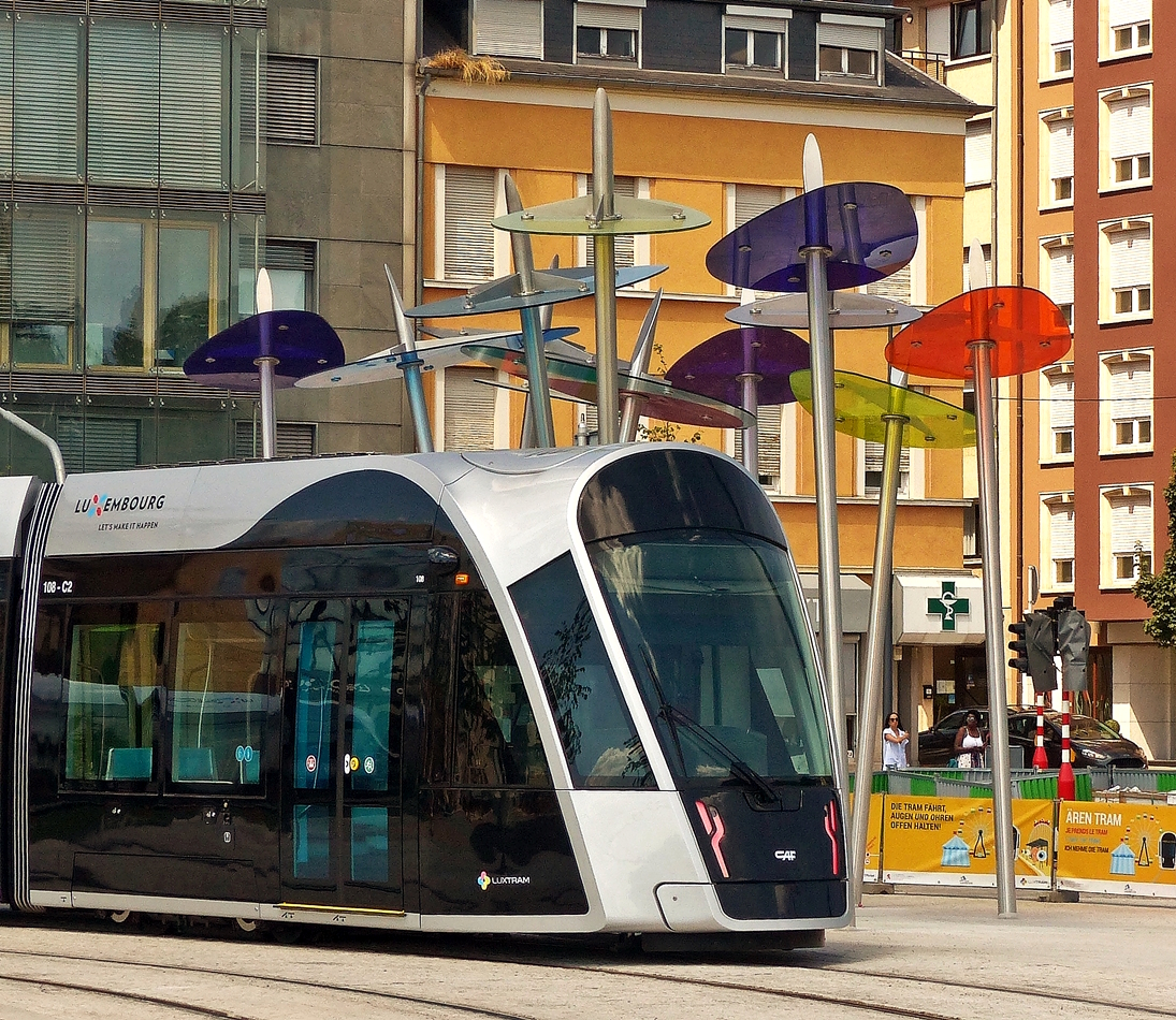 . Drei neue Haltestellen f�r die Stra�enbahn - An der Haltestelle Theater findet man die Farben der T�ren von den Luxtram Urbos wieder. Der Stra�enbahnwagen hat am 27.07.2018 die Haltestelle Theater verlassen und f�hrt nun in Luxembourg-Ville am Glacis entlang der Haltestelle Fa�encerie entgegen. (Jeanny)
