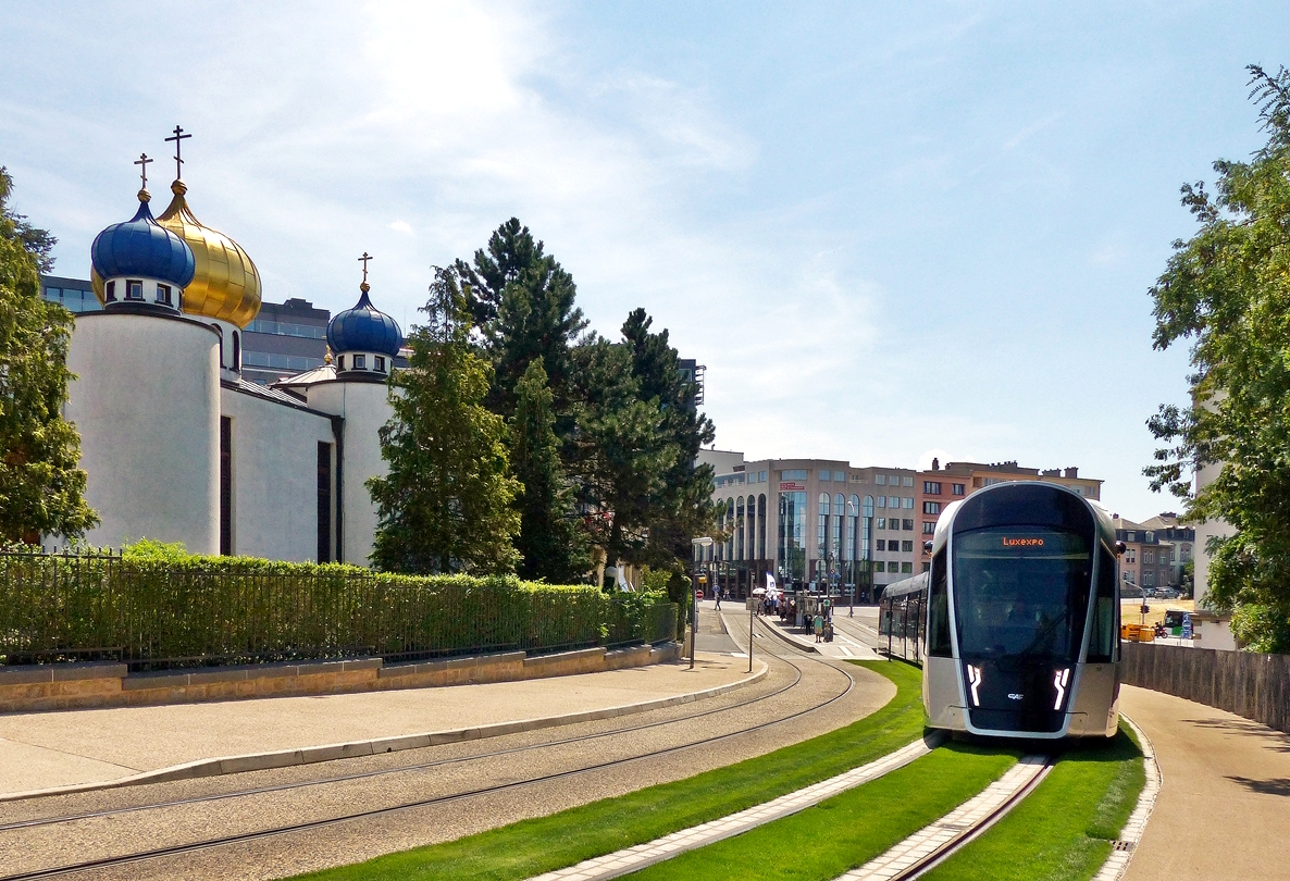 . Drei neue Haltestellen f�r die Stra�enbahn - Der Stra�enbahnwagen von Luxtram S.A. hat am 27.07.2018 die vorl�ufige Endhaltestelle St�replaz verlassen und f�hrt nun durch die Rue Jean-Pierre Probst in Luxembourg-Ville, vorbei an der russisch-orthodoxen Kirche der Heiligen Apostel Petrus und Paulus. (Jeanny)