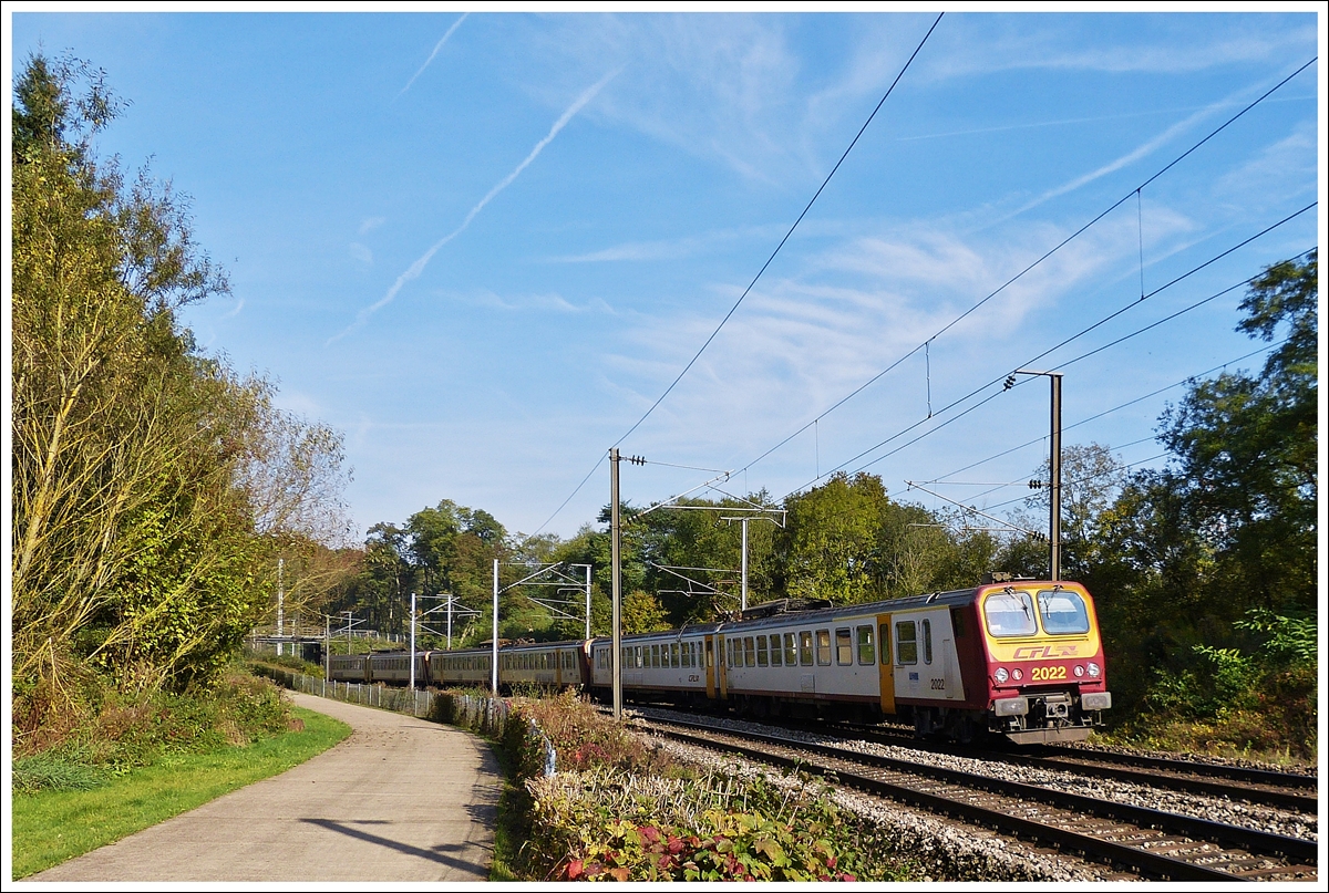 . Dreifacheinheit Z 2 f�hrt als IR 3611/RE 3762 Luxembourg - Troisvierges/Diekirch in der N�he von Cruchten an mir vorbei. In Ettelbr�ck wird der Zug geteilt, zwei Einheiten fahren weiter nach Troisvierges, w�hrend die dritte Einheit nach Diekirch f�hrt. 19.10.2013 (Hans)