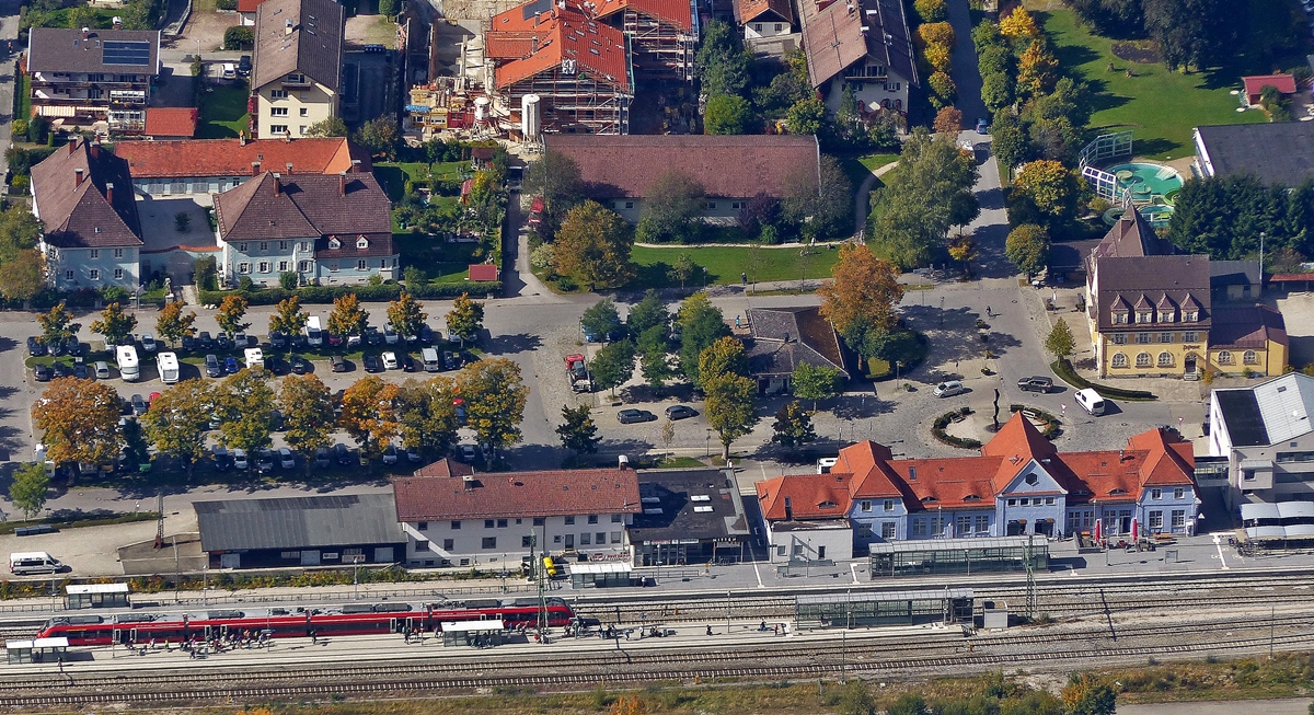 . Ein Bild f�r Stefan - Von der Bergstation der Karwendelbahn (2.244m) sieht der Bahnhof von Mittenwald wie T-Gauge aus. 05.10.2015 (Jeanny) 