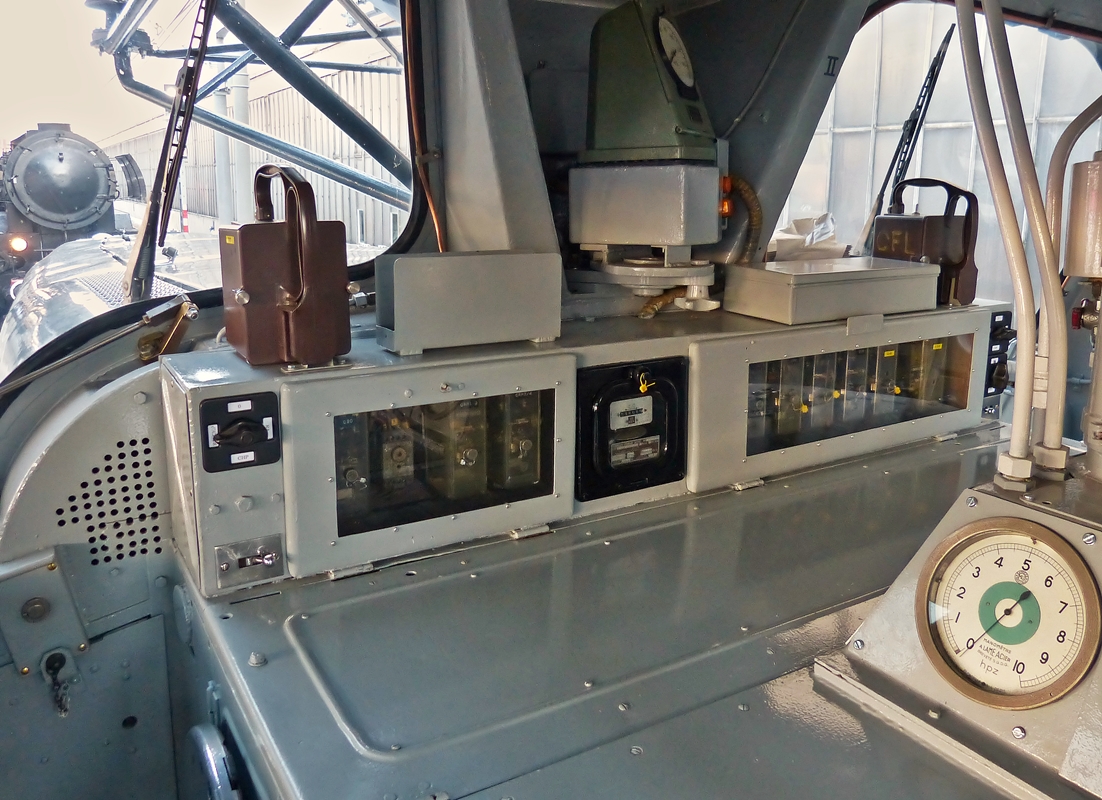 . Ein Blick in den hochinteressanten F�hrerstand der BB 3608. Das Bild wurde am 04.10.2014 w�hrend einer �ffentlichen Veranstaltung im Bahnhof von Luxemburg Stadt gemacht. (Hans)