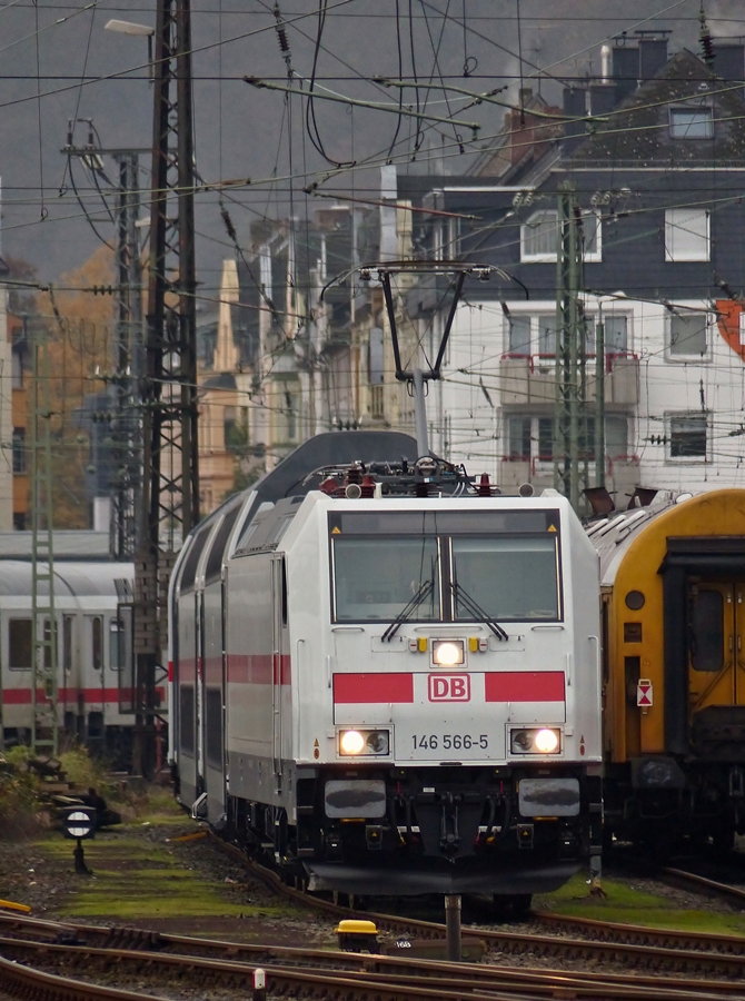 . Ein Blick (vom Bahnsteig aus) zur Abstellgruppe im Koblenzer Hauptbahnhof - Dort stand am 20.11.2014 die 146 566-5 lackiert in der IC-Farbgebung (wei� mit verkehrsrotem L�ngsstreifen) zusammen mit Doppelstock Intercity Wagen. (Jeanny)