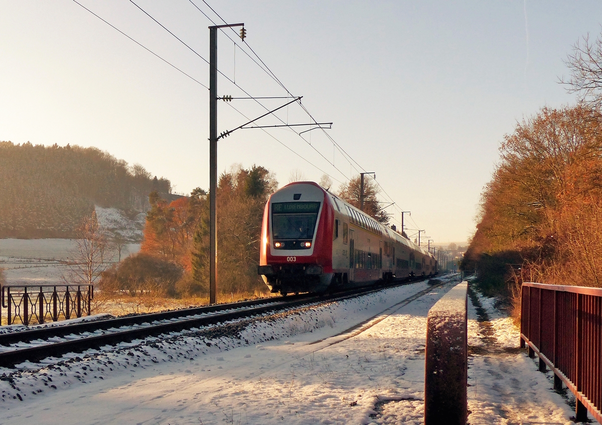 . Ein Hauch von Winter - Zum Gl�ck kompensierte das sch�ne Licht den Schneemangel an der Nordstrecke, als am 02.12.2017 der CFL Wendzug als RE 3739 Troisvierges- Luxembourg zwischen Sassel und Maulusm�hle an mir vorbei brauste. (Jeanny)