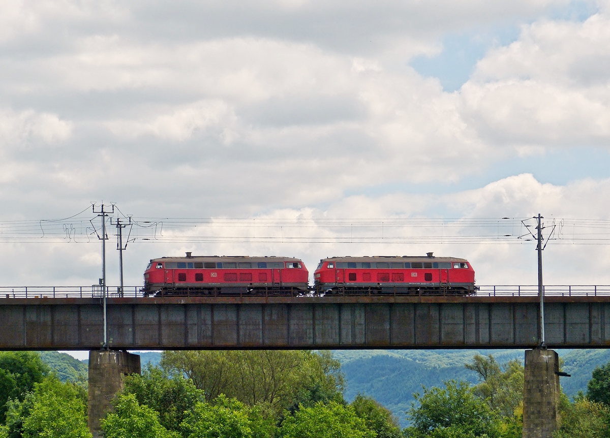 . Ein Lokzug bestehend aus zwei Loks der BR 218 �berqueren die Mosel in der N�he von Edinger-Eller. 21.06.2014 (Hans)