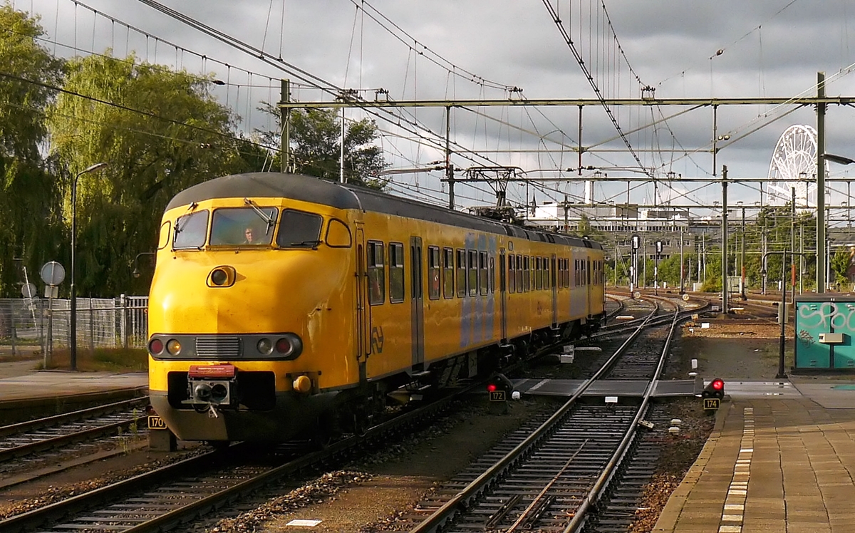. Ein NS Plan V rangiert am 05.09.2009 im Bahnhof von Roosendaal. Beim Rangieren fahren die NS Z�ge mit nur einem Spitzenlicht. (Hans)