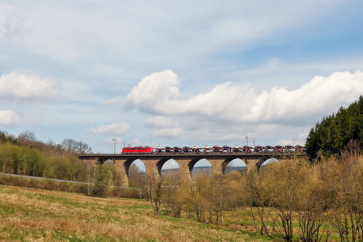 . Eine unerkannt gebliebene Lok der BR 151 der DB Cargo AG zieht am 12.04.2016 einen Autozug �ber den Rudersdorfer Viadukt in Richtung Siegen. (Jeanny)