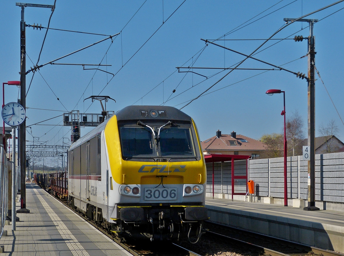 . Es gibt auch noch ein paar saubere 3000er - Am 11.03.2014 zog die 3006 einen mit Stahltr�gern beladenen G�terzug durch den Bahnhof von Noertzange. (Jeanny)