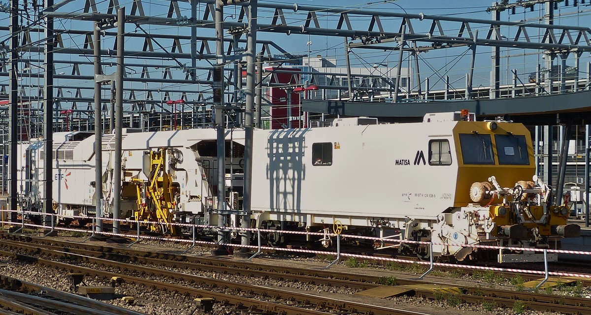 . Etwas ung�nstig abgestellt im Bahnhof von Luxemburg war am 30.08.2015 die Universal-Stopfmaschine Matisa B 66 UC (99 87 9 124 538-9) der Firma ETF Luxembourg S.A. (Hans)

Die Matisa B 66 UC ist eine kontinuierlich arbeitende Hochleistungs-Universal-Stopfmaschine mit Einschwellen Stopfeinheit. Diese Maschine ist speziell f�r die Bearbeitung schwerster Weichen mit Betonschwellen bestimmt. Sie kann auch Weichen mit geteilten Langschwellen und Strecken mit Y-Schwellen bearbeiten. Der vom hinteren Drehgestell der Maschine angetriebene Satellit reagiert besonders schnell, was eine hohe Streckenleistung erm�glicht. Der Satellit verf�gt �ber vier kombinierte Stopfeinheiten des Typs C, eine kombinierte Zange und einen Messwagen mit konstantem Abstand zu Zange und Drehgestell der Pendlereinheit. 

Die technischen Daten der Matisa B 66 UC:

Lichtraumprofil: UIC 505-1/W6A
Spurweite: 1.435 – 1.676 mm
Minimaler Arbeitsradius: 150 m
Minimaler Radius bei Eigentraktion: 90 m
Minimaler Radius im Zugverband: 150 m
Geschwindigkeit bei Eigentraktion: 100 km/h
Geschwindigkeit im Zugverband: 100 km/h
Drehzapfenabstand: 15.500 mm
Motorleistung: 563 kw
Antriebsachsen in Eigentraktion: 2
Antriebsachsen im Arbeitsmodus: 4
Tankvolumen in Grundausstattung: 2.000 l
Anzahl Stopfpickel: 16
Vibrationsfrequenz der Stopfpickel: 42 Hz
Seitlicher Verfahrweg der Stopfeinheiten: 2.800 mm
L�ngsverfahrweg der inneren Stopfeinheiten: 560 mm
L�ngsverfahrweg der �u�eren Stopfeinheiten: 560 mm
Max. Hebeweg: 150 mm
Max. Richtweg: 200 mm
Hebekraft: 2 x 125 kN
Richtkraft: 125 kN
L�ngsverfahrweg der kombinierten Zange: 760 mm
Seitlicher Verfahrweg Deichsel – kombinierte Zange: 180 mm
Hebekraft der integrierten, synchronen 3-Strang-Hebung: 120 kN
Reichweite der integrierten, synchronen 3-Strang-Hebung: 3.320 mm
Arbeitsleistung der Streckenstopfung mit 1 Eintauchung: 950 m/h
Bearbeitungszeit einer einfachen Weiche: 20-25 min
