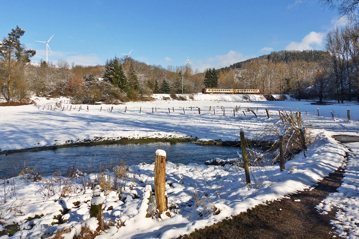 . Etwas weiter unten im Weg zwischen Sassel und Maulusm�hle ist die L�cke f�r die Z�ge zwar etwas gr��er, man aber auch die unsch�nen Windr�der im Blickfeld. Der Z 2019 als RE 3813 Luxembourg - Troisvierges f�hrt am 04.02.2015 in der N�he von Maulusm�hle dem Endbahnhof Troisvierges entgegen. (Jeanny)