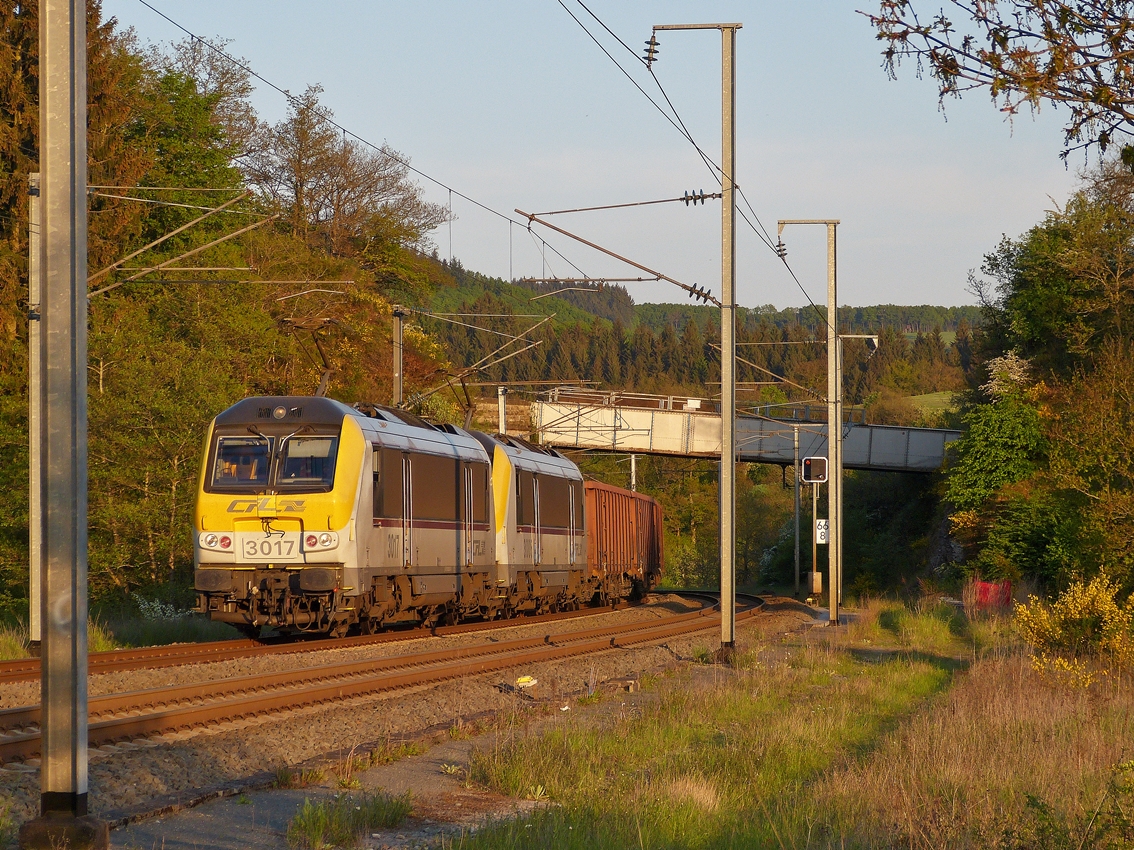 . G�terverkehr auf der Nordstrecke - Mit geb�ndelter Kraft ziehen die 3017 und die 3005 einen langen G�terzug �ber die Nordstrecke in der N�he von Wilwerwiltz in den letzten Sonnenstrahlen des 16.05.2014. (Hans)

Seit Februar 2012 betreibt die CFL Cargo unter der Woche einen G�terzug �ber die Luxemburger Nordstrecke und via Gouvy weiter nach Belgien. Dieser Kohlezug aus Sibelin (F) bei Lyon muss nach Born (NL), um dort bef�llt zu werden. Zwischen Hagondange (F) und Vis� (B) wird der Zug von einer Doppeleinheit CFL 3000 bef�rdert. Sonntags verkehrt der Zug planm�ssig via Arlon, da das gr�sste der vier Luxemburger Stadtviadukte an verschiedenen Wochenenden wegen Bauarbeiten unpassierbar ist.