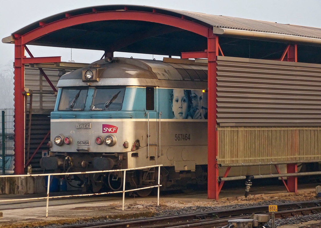 . Gut getarnt (in der Waschanlage?) stand die BB 67464 in ihrer sch�nen  en voyage  Lackierung am 10.12.2013 in Strasbourg Gare Centrale. (Jeanny)