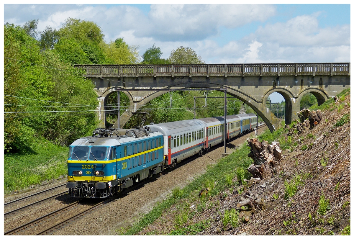 . Jahresr�ckblick 2013 - Am 11.05.2013 fand in Belgien die Abschiedsfahrt f�r die Loks der S�rie 20 statt und wir hatten das Gl�ck einen wundersch�nen Tag in Begleitung von Michael Rakow zu verbringen.

Zwischen Henny�res und Braine-le-Comte (Provinz Hennegau) wurde in der N�he einer sch�nen alten Steinbr�cke ein Fotohalt eingelegt und so ergab sich die Gelegenheit die HLE 2024 zusammen mit ihren I 6 Wagen dort abzulichten. (Hans)