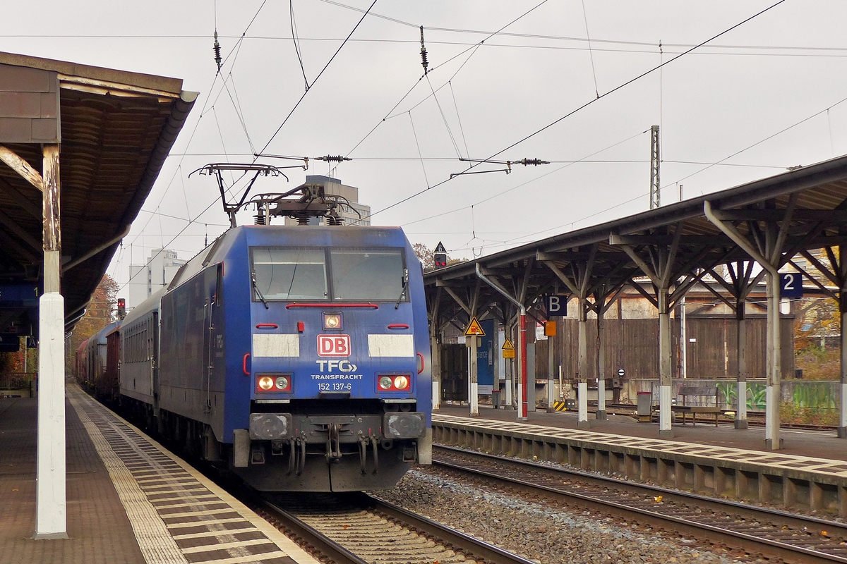 . Leider vom  falschen  Bahnsteig aus fotografiert - W�hrend Armin und Hans zum Stra�enbahn Fotografieren den Bahnsteig in Bonn-Beuel verlassen hatten, fuhr die Albatros-Express 152 137-6 (91 80 6152 137-6 D DB) der DB Schenker Rail Deutschland AG mit einem gemischten G�terzug durch den Bahnhof. Die Lok wurde 2000 von Siemens unter der Farbriknummer 20264 gebaut. (Jeanny)