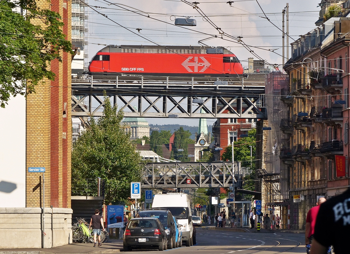 . Leider ohne Tram habe ich die Re 460 052-4 auf dem Viadukt in der Limmatstrasse in Z�rich erwischt. 05.06.2015 (Jeanny)