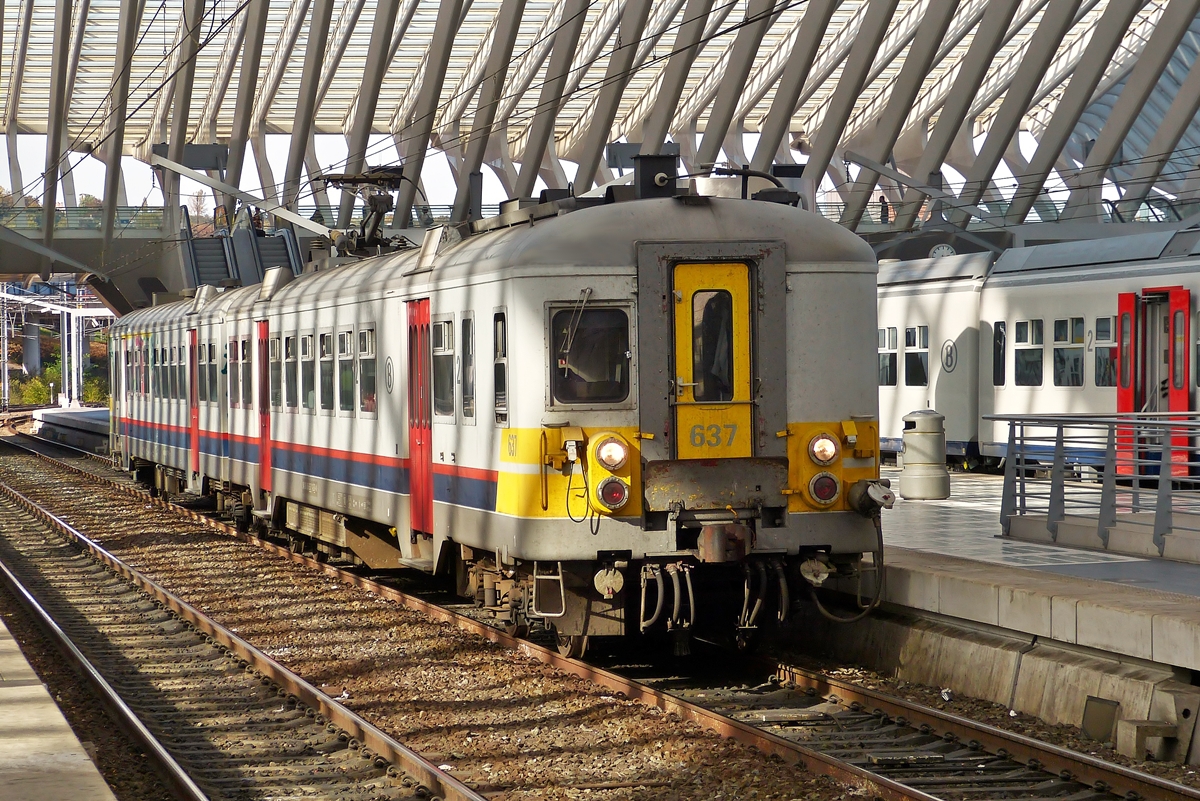 . Licht und Schatten im Bahnhof Li�ge Guillemins - Die  Automotrice classique  AM 70 637 wartet am 18.10.2014 auf die Fahrg�ste nach Rivage. (Hans)
