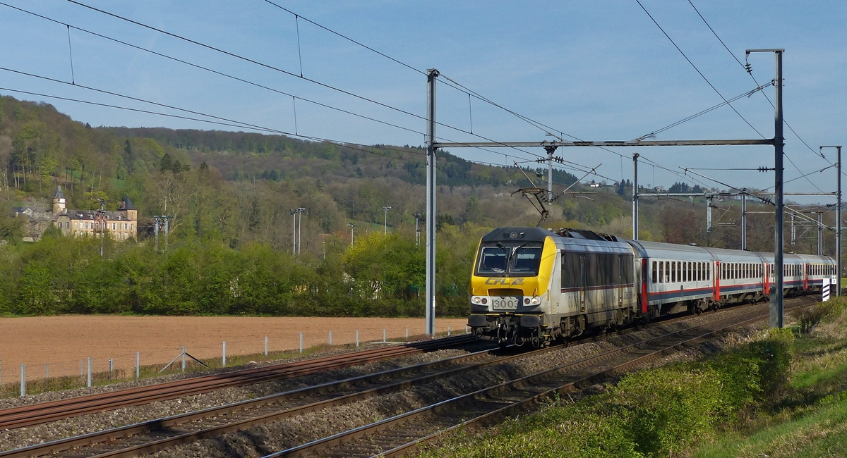 . Licht- und Schattenspiel in Schieren - Die 3003 zieht am 21.04.2015 den IC 108 Liers - Luxembourg durch die Ortschaft Schieren vorbei am Ch�teau de Birtrange. (Jeanny) 