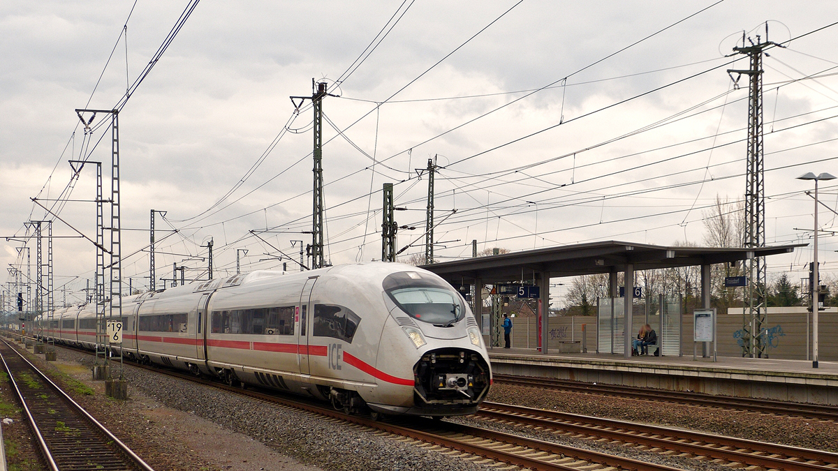 . Mit offener Bugklappe rast am 08.04.2016 ein ICE 3 der Baureihe 407, ein sogenannter Velaro D durch den Bahnhof von Troisdorf in Richtung K�ln. (Hans)

Die Baureihe 407 ist eine neuere Baureihe von Hochgeschwindigkeitsz�gen der ICE-Flotte der Deutschen Bahn. Vom Hersteller dieser Z�ge, Siemens Rail Systems, werden sie als Velaro D (D f�r Deutschland) bezeichnet. Die Z�ge wurden von der Deutschen Bahn der ICE-3-Flotte zugeordnet und teilweise auch als „neuer ICE 3“ bezeichnet. Sie sind – nach den Z�gen f�r Spanien, China und Russland – die vierte realisierte Variante der Velaro-Plattform von Siemens Rail Systems.