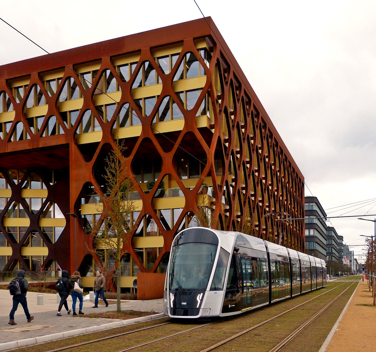 . Moderne Tram vor moderner Architektur in der Stadt Luxemburg - Die Tram f�gt sich optisch perfekt in die Stadt ein: Auf dem Kirchberg-Plateau f�hrt die Tram auf ihrer gesamten Strecke auf begr�nten Gleisen und versch�nert somit das Stadtbild. 12.12.2017 (Hans)