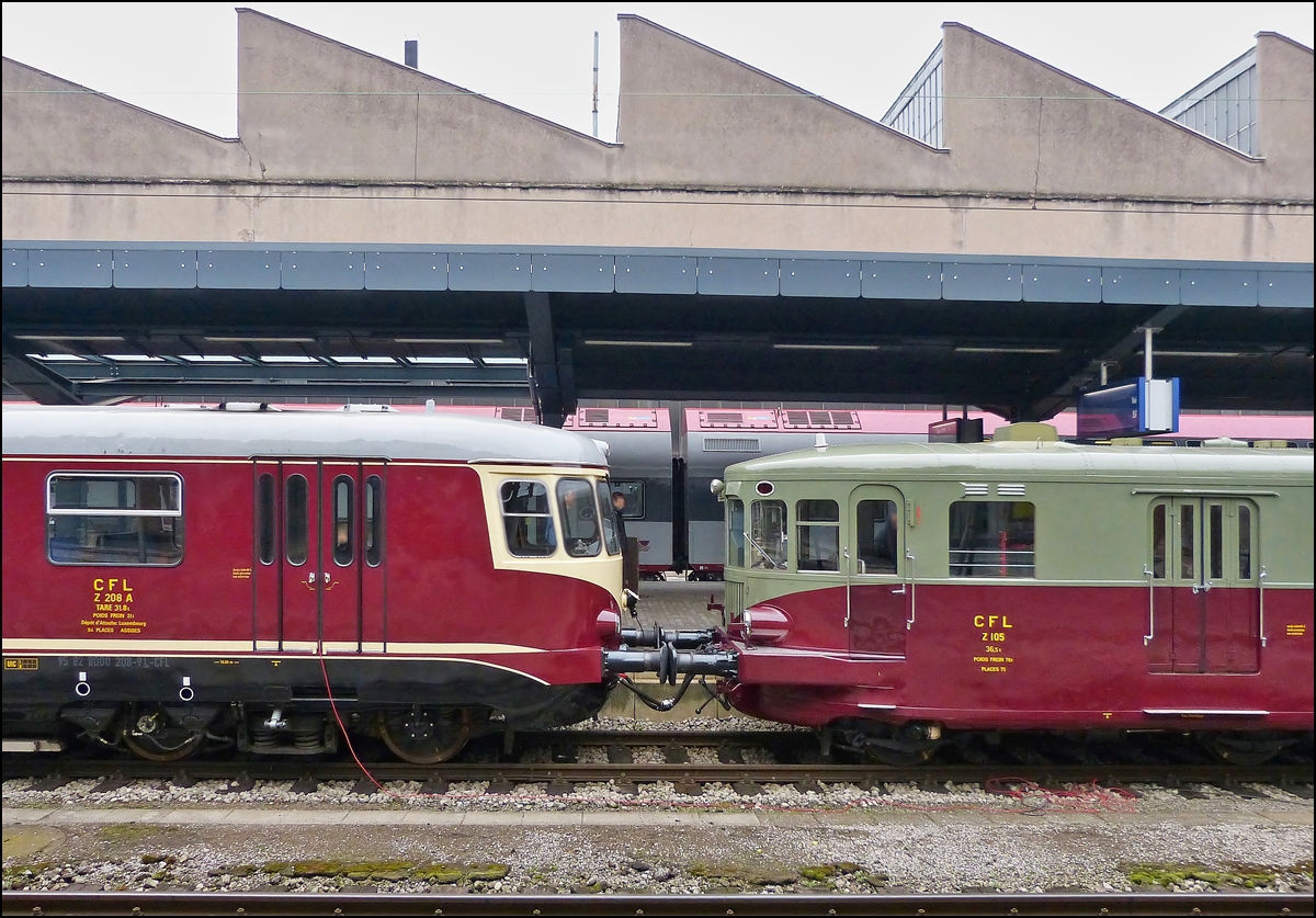 . Nasenvergleich - Die beiden historischen Triebz�ge erlaubten mir am 12.10.2013 die Aufnahme dieses Fotos: Rechts der Franzose De Dietrich Z 105 (BJ 1949) und links der Deutsche Westwaggon Z 208 (BJ 1956). (Hans)