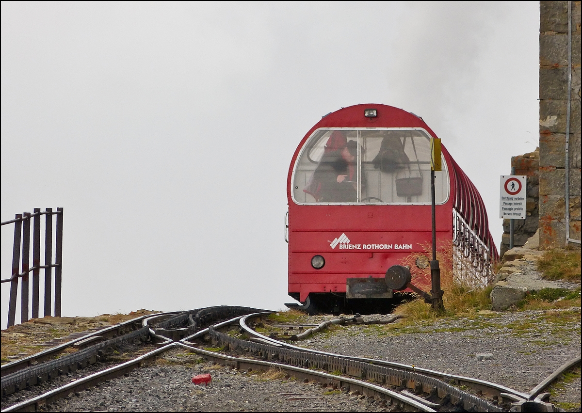- Nebel gab es auch am Brienzer Rothorn - Der letzte Zug verl�sst am 29.09.2013 die Station Rothorn Kulm und verschwindet im Nichts. (Jeanny)