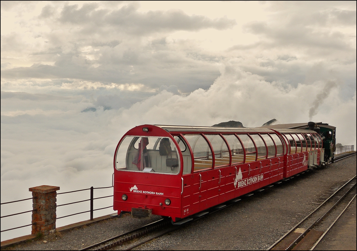 . Nebel gab es auch am Brienzer Rotohorn - Der letzte Zug steht am 29.09.2013 an der Station Rothorn Kulm, w�hrend dahinter der Nebel h�her als die Berge emporsteigt. (Jeanny)