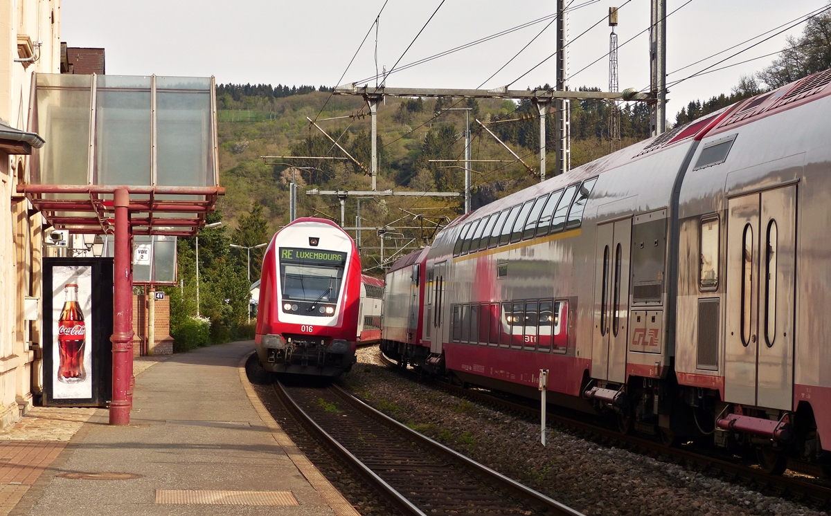 . Neue Spielerei in Kautenbach - Da sich die Z�ge auf der Nordstrecke jetzt halbst�ndlich in Kautenbach begegnen, ergeben sich mit etwas Gl�ck neue Motive. Am 29.04.2015 erreicht der RE 3834 Troisvierges - Luxembourg den Bahnhof von Kautenbach, w�hrend der RE 3808 Luxembourg - Troisvierges auf die Abfahrt wartet. (Jeanny)