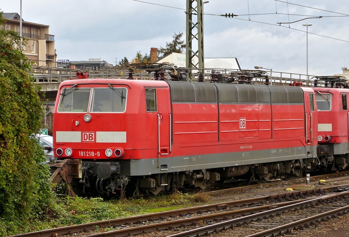 . Noch ein Auslaufmodell auf der Moselstrecke - Wenn ab dem neuen Fahrplan nur noch geKISSt und geFLIRTet wird auf der Moselstrecke, werden auch die 181er �berfl�ssig. Am 03.11.2014 war die 181 218-9 (91 80 6 181 218-9 D-DB) noch im Hauptbahnhof von Koblenz abgestellt. (Hans)