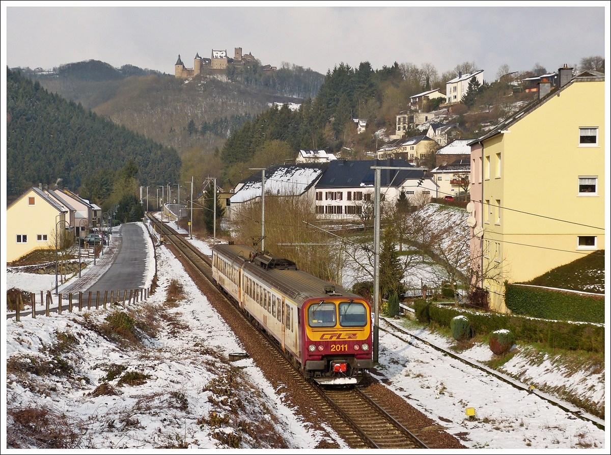 . Noch mit dem alten Zaun - Der Z 2011 durchf�hrt als RB 3209 Luxembourg - Wiltz  die Ortschaft Michelau am 09.02.2013. (Hans)

Es gibt noch andere brauchbare Fotostellen in der Umgebung von Michelau, wenn auch ohne Burgblick. F�r das n�chste Treffen in Luxemburg, haben wir mal ein paar davon zusamengesucht. ;-)