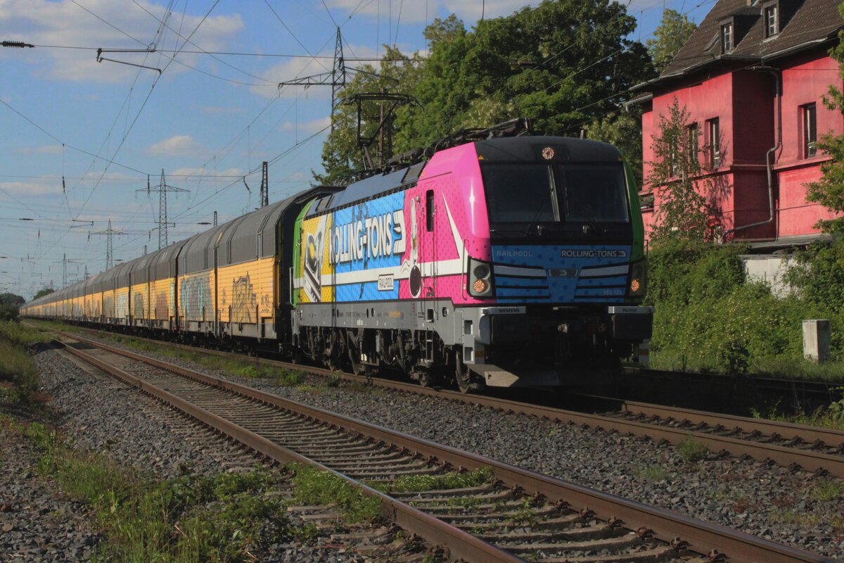 -- Paint it Black!  
-- Nein, dieser Farbenvariante gefällt mir doch etwas besser. 
Am 9 Mai 2025 passiert RTB 193 123  Rolling Tons  die Fotografen bei Ratingen-LIntorf.