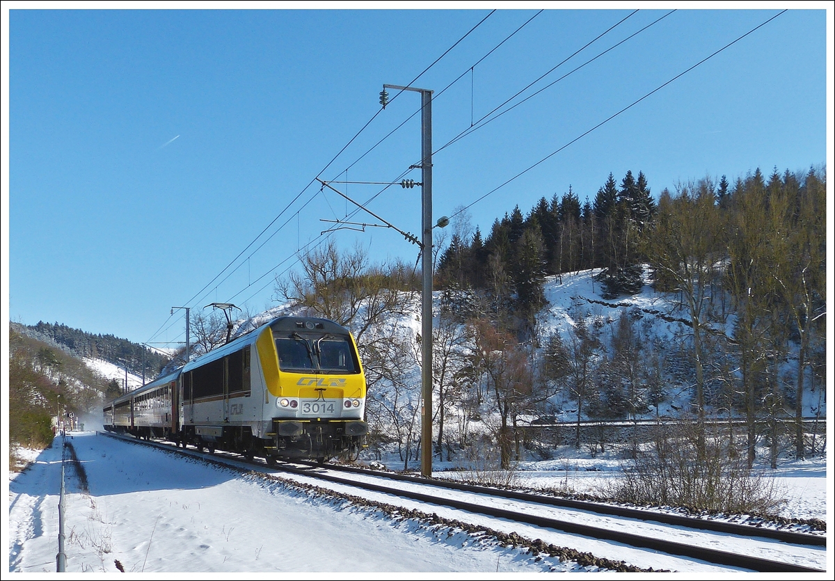 . Schnee im M�rz - Die 3014 zieht am 13.03.2013 den leicht versp�teten IR 114 Luxembourg - Liers durch das tief verschneite Tal der Clerve zwischen Maulusm�hle und Cinqfontaines. (Jeanny)