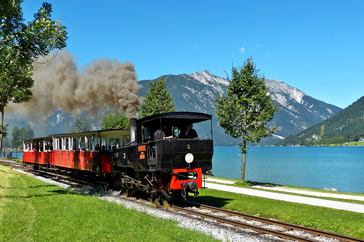 . So sch�n kann Urlaub sein - Bei Kaiserwetter f�hrt ein Zug der Achenseebahn am strahlend blauen Achensee entlang auf seinem Weg von der Schiffstation Maurach Seespitz zu der Haltestelle Maurach Mitte. 23.08.2016 (Hans)
