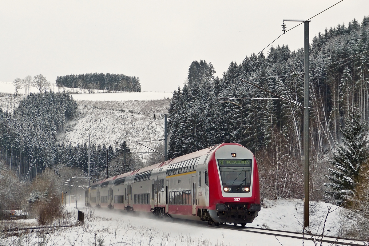 . Steuerwagen voraus braust der RE 3810 Luxembourg - Troisvierges am 02.02.2015 durch die nicht mehr existierende Haltestelle in Maulusm�hle. Schublok war die 3014. (Hans)