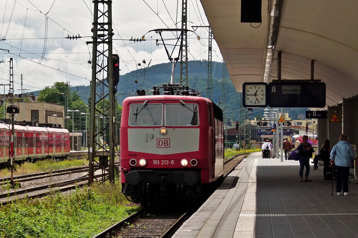 . Stromabnehmer Studie der 181er - Die 181 213-0  Saar  (noch orientrot) hat am 23.06.2011 den IC 135 Luxembourg - Norddeich Mole verlassen und f�hrt solo durch den Hauptbahnhof von Koblenz. (Jeanny)