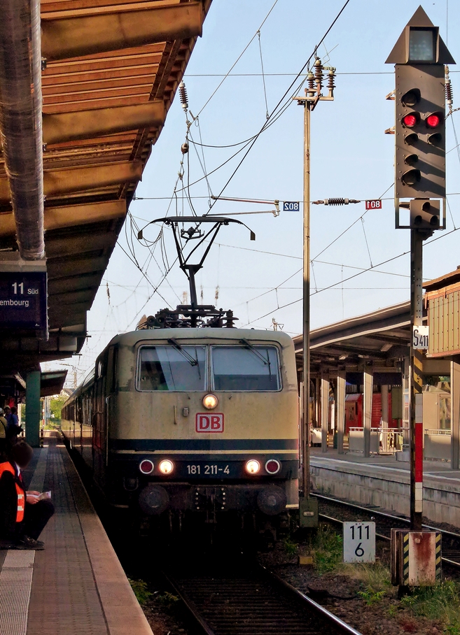 . Stromabnehmer Studie der 181er - Die 181 211-4  Lorraine  (noch in ozeanblau/beige) erreicht am 29.05.2011 mit dem IC 132  Norderney  Norddeich Mole - Luxembourg den Trierer Hauptbahnhof. (Jeanny)