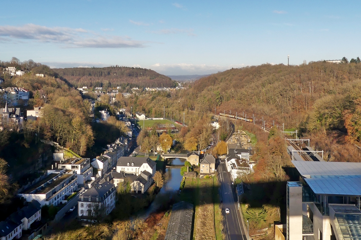- Suche den Zug - Vom Pont Grande-Duchesse Charlotte (Rout Br�ck) in Luxembourg-Ville hat man eine prima Aussicht auf den Stadtteil Pfaffenthal mit dem neuen Bahnhof Pfaffethal-Kirchberg und der Nordstrecke, welche gerade von einem Doppel Z 2 befahren wird. 11.12.2018 (Jeanny)